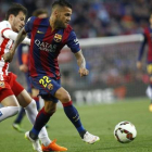 Alves, durante el partido ante el Almería.-Foto: AFP / QUIQUE GARCÍA
