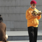 El millonario desaparecido Xiao Jianhua lee un linbro en centro financiero de Hong Kong en diciembre del 2013.-AP