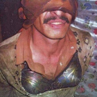 Un miliciano yihadista vestido con un sujetador es descubierto por el ejército iraquí.-
