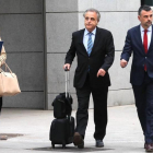 Santi Vila (derecha) llega a la Audiencia Nacional con su abogado Pau Molins.-/ JUAN MANUEL PRATS