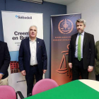 Miembros del Colegio de Graduados Sociales junto a Javier Illana (corbata verde) ayer en la sede del colegio.-RAÚL G. OCHOA