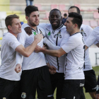 Los jugadores del Burgos CF celebran junto a Cristian el primer gol del partido ante el Compostela.-SANTI OTERO
