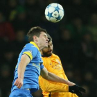 Gerard Piqué y Vitali Gayduchik intentan cabecear un balón, en el Bate-Barça.-AGP / MAXIM MALINOVSKY