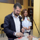 Tudanca deposita su voto en la sede de Burgos.-ICAL