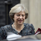 La primera ministra británica, Theresa May, a la salida de Downing Street.-HANNAH MCKAY / REUTERS