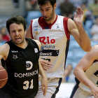 Raül López sale de la presión de un rival en el último Bilbao-Obradoiro.-CAPTURA RTVE.ES