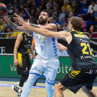 Lima dobla el balón en un lance del partido disputado en Tenerife el pasado sábado.-ACB PHOTO / A. PÉREZ