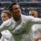 El delantero portugués del Real Madrid Cristiano Ronaldo celebra su segundo gol ante la Real Sociedad, durante el partido de la decimoséptima jornada de liga de Primera División disputado esta tarde en el estadio Santiago Bernabéu.-EFE/ALVARADO