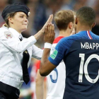 Una miembro de la banda Pussy Riot chocandole la mano a Kylian Mbappé.-DARREN STAPLES