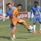 David Fernández controla un balón durante el encuentro de ayer-Raúl G. Ochoa