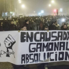 La manifestación a su paso por la calle Santiago.-SANTI OTERO