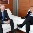 Luis Rubiales (izq) y Javier Tebas en una reunión que mantuvieron hace más de un año, en junio de 2018.-EFE