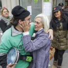 Un miembro de la PAH abraza a Maite tras conseguir un alquiler social.-Santi Otero