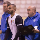 Ángel Viadero (izquierda), junto al futbolista  Luis Ángel (centro) y Óscar Río ‘Fosky’, el segundo entrenador.-ISRAEL L. MURILLO