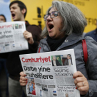 Lectores del diario 'Cumhuriyet' protestan contra la redada policial.-EMRAH GUREL / AP