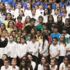 Los más de 500 escolares salieron al escenario juntos al final del concierto para interpretar dos canciones y el patrio ‘Himno a Burgos’.-Raúl Ochoa