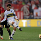 Gago controla un balón ante Silva de Independiente.-AFP