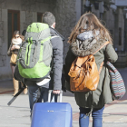 Dos jóvenes con equipaje por el centro de la ciudad.-ISRAEL L. MURILLO