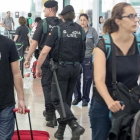 Guardia  Civil en los controles de seguridad del aeroperto de Barcelona.-FERRAN NADEU