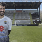 Álvaro Martín ‘Chevi’ posa en El Plantío con la camiseta del Burgos CF-Santi Otero