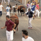 Los mozos corren delante de los toros del hierro sevillano Ave María en el primer encierro de Cuéllar.-ICAL