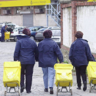 Tres trabajadoras de correos entrando con sus carros a las instalaciones de la entidad en la capital.-ISRAEL L. MURILLO