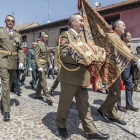 El general Manuel Romero Carril, máxima autoridad militar en Burgos, porta la réplica del pendón de las Navas de Tolosa.-SANTI OTERO