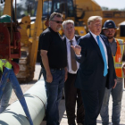 El presidente de los Estados Unidos, Donald Trump, en una visita a oleoductos.-AP