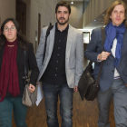 Los procuradores Juan Pablo Fernández Santos (D), Laura Domínguez Arroyo (I) y Pedro María de Palacio Maguregui (C), del Grupo Parlamentario Podemos CyL a su llegada al Pleno de las Cortes de Castilla y León.-Ical