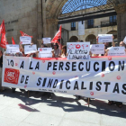 Concentración de trabajadores de la UBU frente a la Puerta Romeros.-I.L.M.