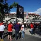 Aficionados del River, ante el estadio Monumental, el pasado sábado.-AFP