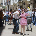 Los hoppers burgaleses bailan ante la mirada de los viandantes.-RAÚL G. OCHOA