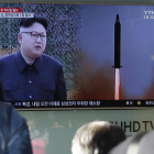 EFE / KIM HEE-CHUL  Ciudadanos surcoreanos miran un informativo sobre el lanzamiento del misil, este domingo en Seúl.-
