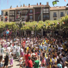 Una plaza abarrotada y llena de color esperaba con impaciencia el lanzamiento del cohete de las fiestas.-G.G.