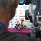 Marc Márquez atiende a los medios de comunicación tras su espectacular accidente y después de ser uno de los grandes protagonistas de la segunda sesión de entrenamientos del GP de Tailandia.-EMILIO PÉREZ DE ROZAS