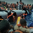 Rescate en alta mar de una barca repleta de inmigrantes y refugiados africanos, en aguas de Libia, este verano.-RICARDO GARCIA VILANOVA