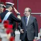El Rey Felipe VIsaluda a Juan Vicente Herrera, ayer, en el desfile de las Fuerzas Armadas celebrado en Madrid.-Ical