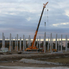 El primer pilar se colocó hace una semana y ayer este era el aspecto del terreno de la planta.-RAÚL G. OCHOA
