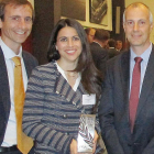 La CEO de ASTI, Verónica Pascual, posa con el premio recibido en París.-ECB