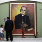 Retrato de monseñor Romero en la catedral de San Salvador.-Foto:  STR / AFP