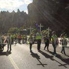 Los manifestantes portaron cruces y carteles para exigir la liberalización de la AP-1 y recordar a las víctimas.-GERARDO GONZÁLEZ
