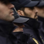 Agentes de la policía guardan un minuto de silencio en memoria de los dos policías asesinados el viernes en Afganistán.-AP / ALVARO BARRIENTOS