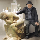 Francisco Ortega posa junto a ‘Pesadumbre’, una obra de resina de poliéster patinada, de 1998.-Israel L. Murillo