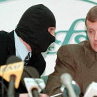 El coronel del Servicio de Seguridad Federal rusa Alexander Litvinenko (derecha) y un colega enmascarado (izquierda) en una rueda de prensa el 17 de noviembre de 1998.-EFE / SERGEI KAPTILKIN
