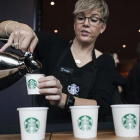 Una camarera de Starbucks sirve cafés durante un encuentro de accionistas de la compañía, el pasado marzo en Seattle.-REUTERS / DAVID RYDER