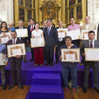 Los galardonados en los diferentes certámenes provinciales posan junto a Suárez-Quiñones, Sendino y Rico.-I. L.M.