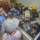 Dos de los niños de la planta de Pediatría junto al expositor.-SANTI OTERO