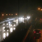Imagen de la autovía de Ronda, solo iluminada por los faros de los vehículos, en las cercanías de la plaza del Rey.-RAÚL G. OCHOA