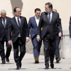 Mariano Rajoy y los otros seis dirigentes de los países del sur de la UE se dirigen a la foto de familia, en los jardines del Palacio del Pardo de Madrid.-JOSE LUIS ROCA