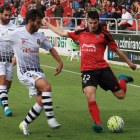 Álex García se dispone a golpear un esférico ante la oposición de un jugador del RCD Mallorca en el choque de ayer en Anduva-Alfonso G. Mardones